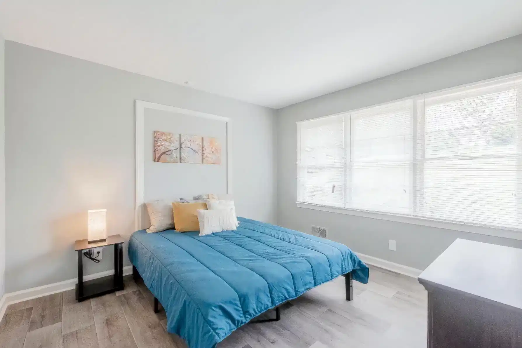 Bedroom?w=400&h=260&fit=crop&q=40&auto=format&trim=auto
