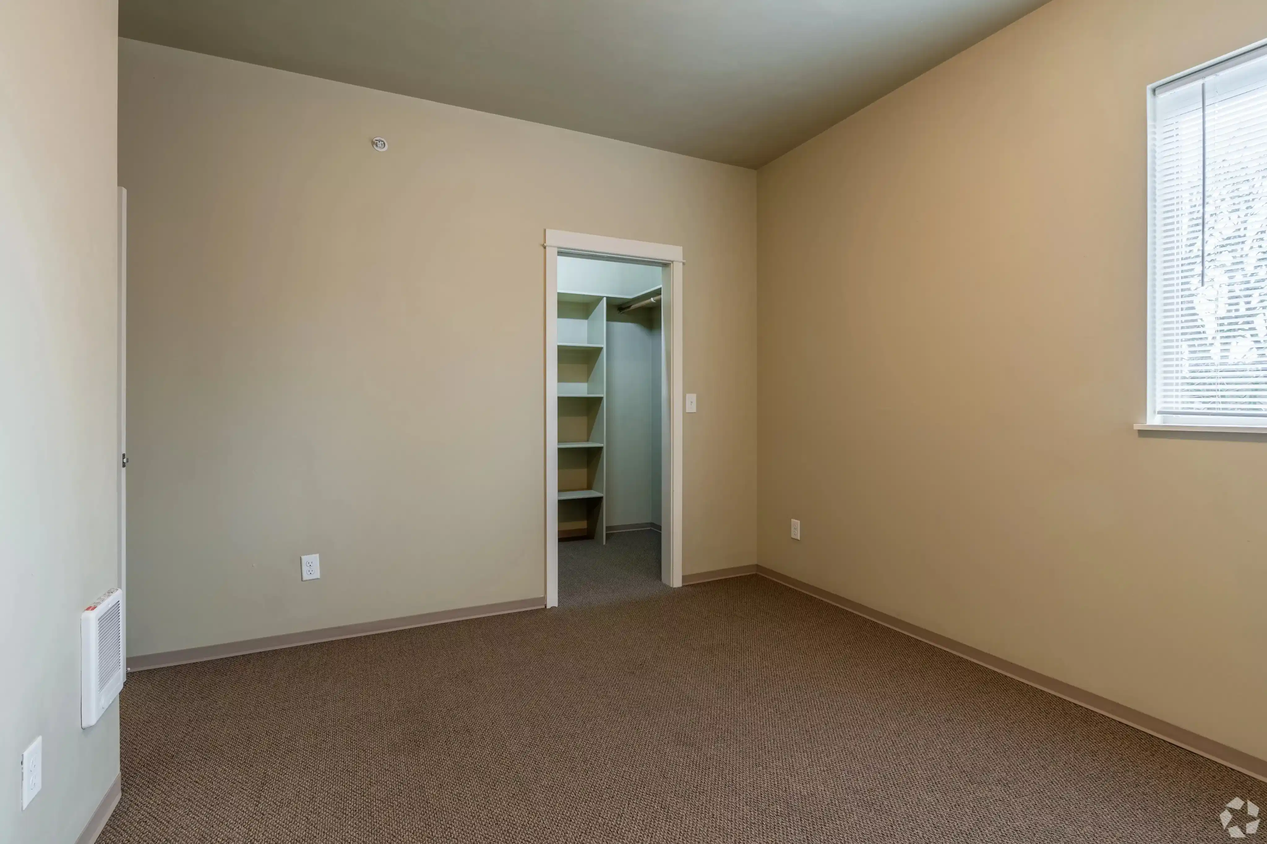 Room?w=400&h=260&fit=crop&q=40&auto=format&trim=auto