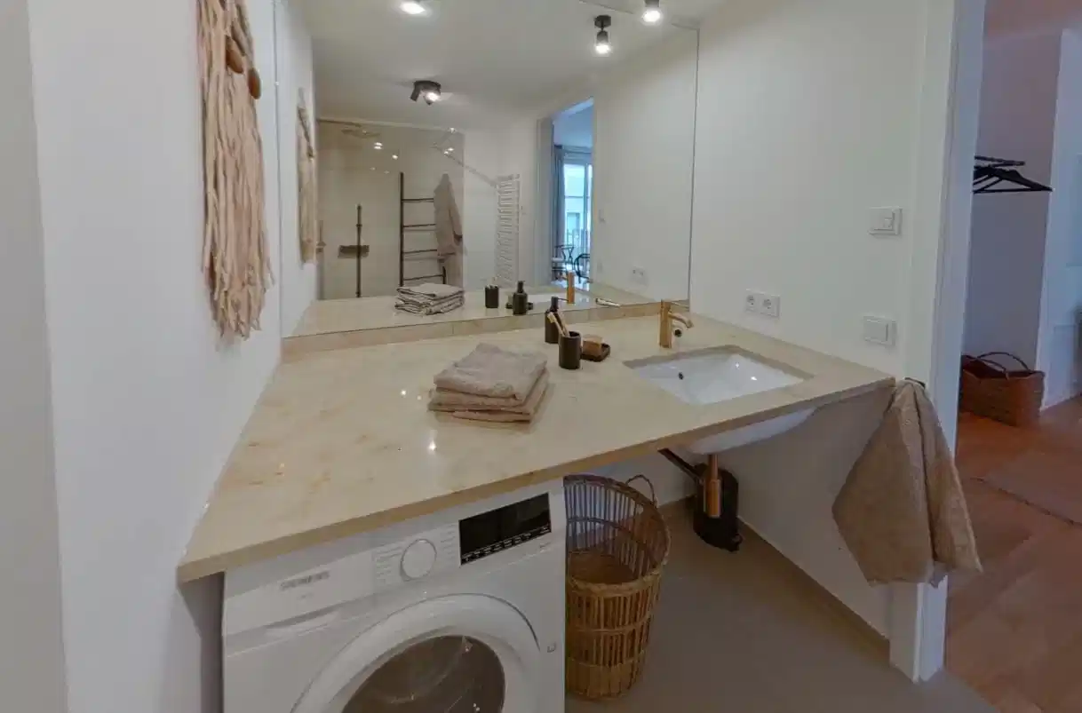 Exterior?w=400&h=260&fit=crop&q=40&auto=format&trim=auto