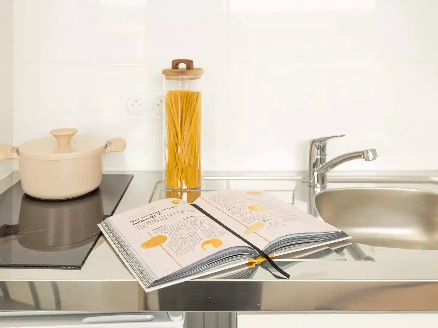 Amenities?w=400&h=260&fit=crop&q=40&auto=format&trim=auto