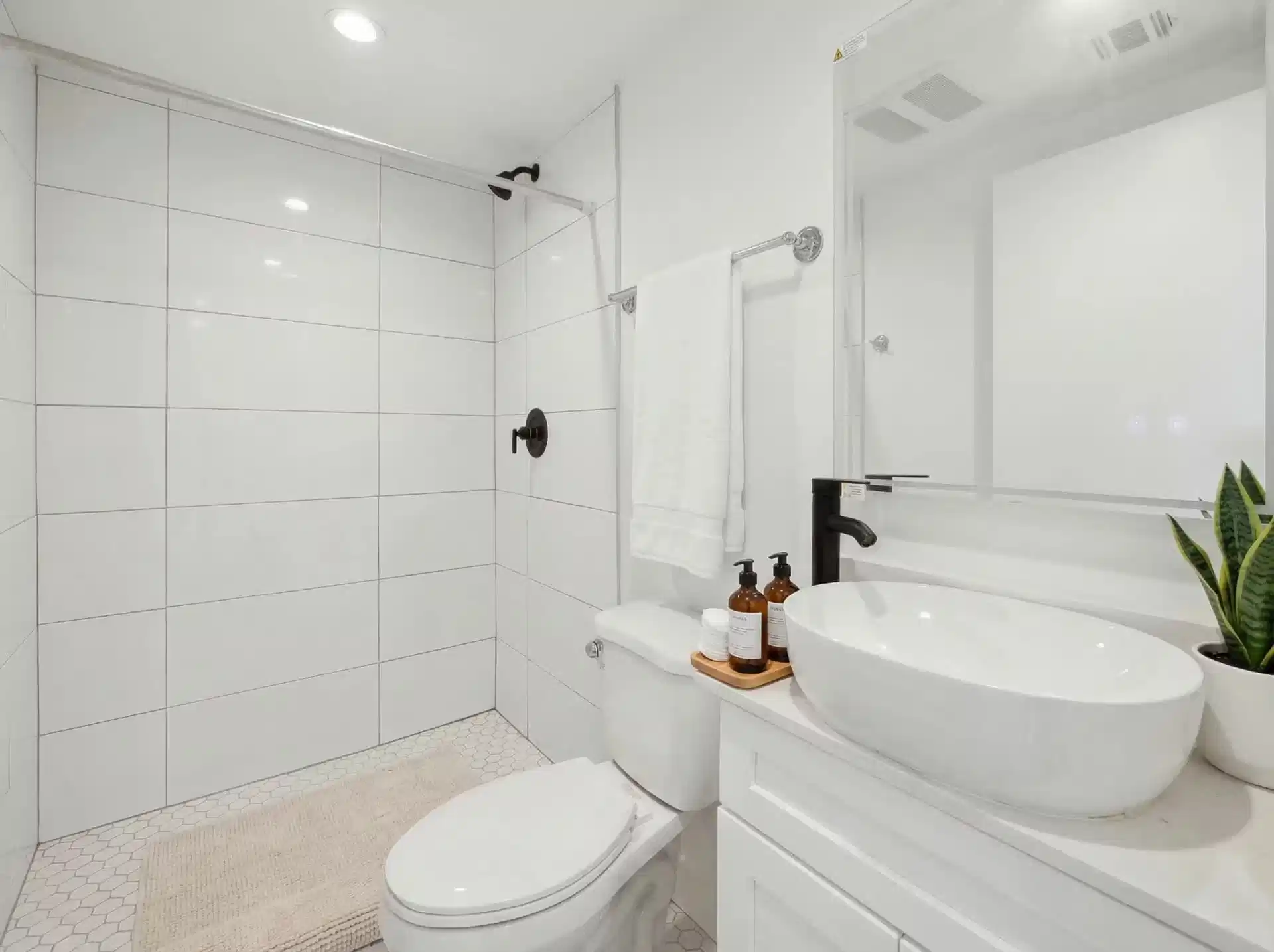 1326 W 35th Pl, Los Angeles - Los Angeles, California, United States - Bathroom