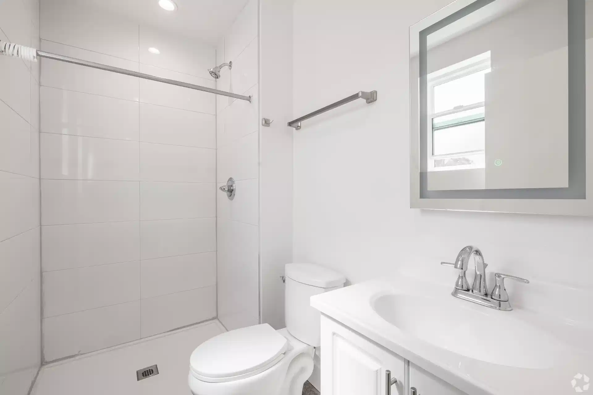 1181 Rolland Curtis Pl, Los Angeles - Los Angeles, California, United States - Bathroom