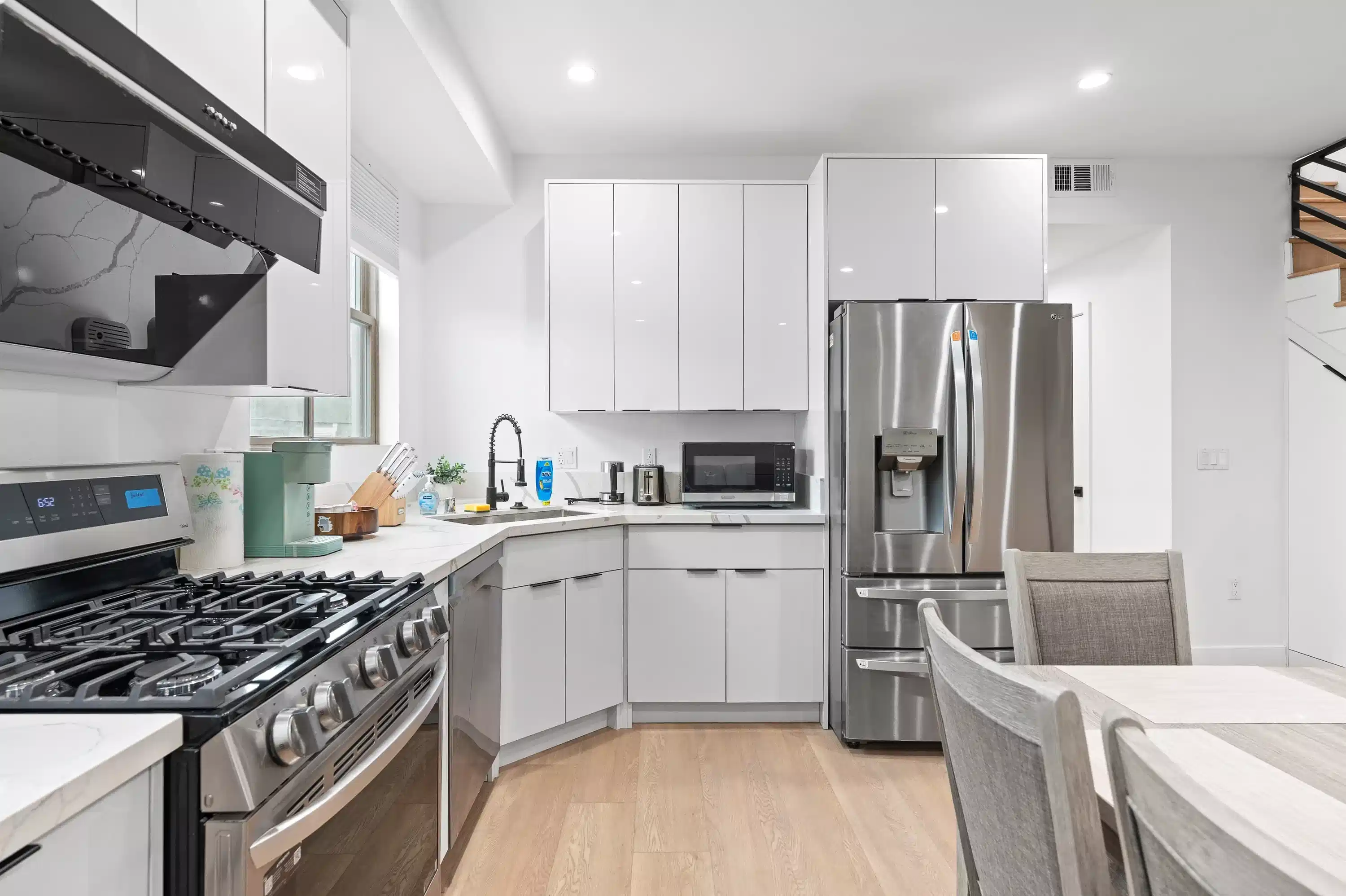 1270 Rolland Curtis Pl, Los Angeles - Los Angeles, California, United States - Kitchen