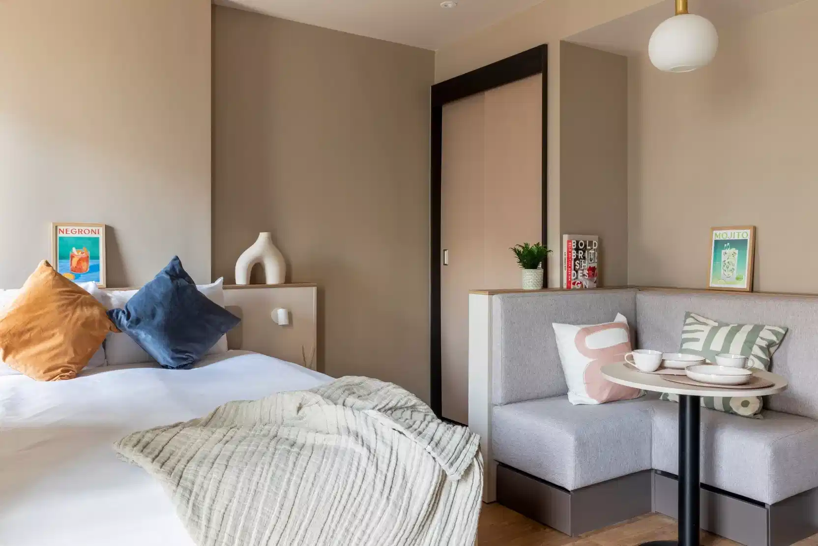 Exterior?w=400&h=260&fit=crop&q=40&auto=format&trim=auto