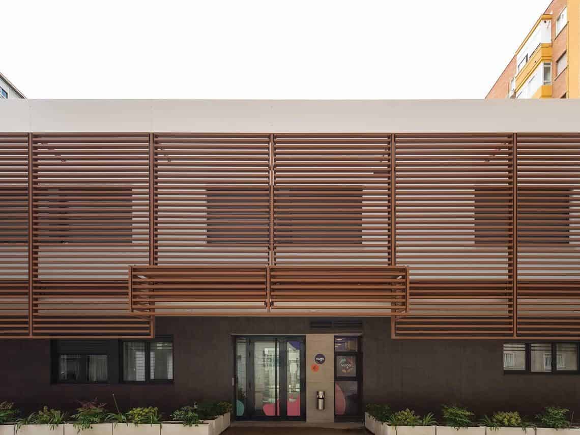 Exterior?w=400&h=260&fit=crop&q=40&auto=format&trim=auto