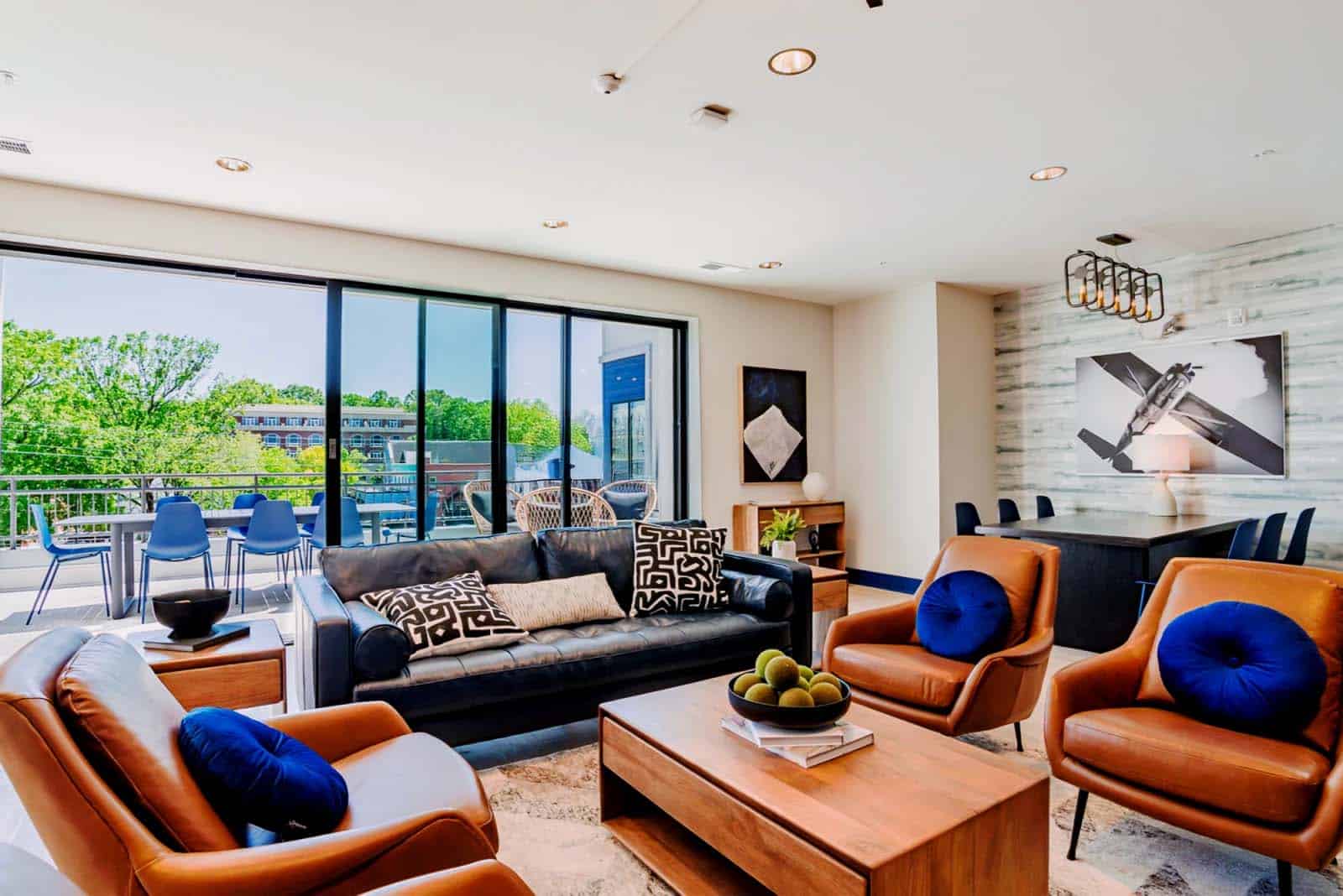 Exterior?w=400&h=260&fit=crop&q=40&auto=format&trim=auto