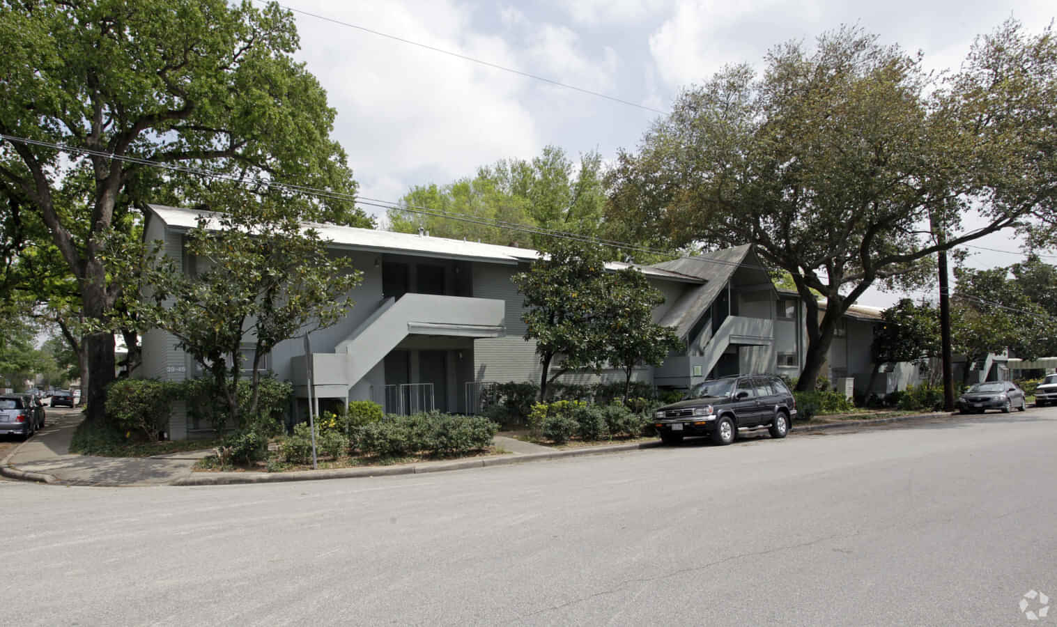 Exterior?w=400&h=260&fit=crop&q=40&auto=format&trim=auto