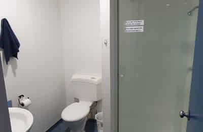 5 Bedroom : 2 Bathroom - Amenities?w=400&h=260&fit=crop&q=40&auto=format&trim=auto