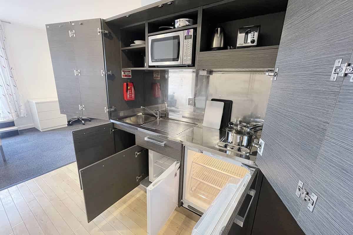 Amenities?w=400&h=260&fit=crop&q=40&auto=format&trim=auto