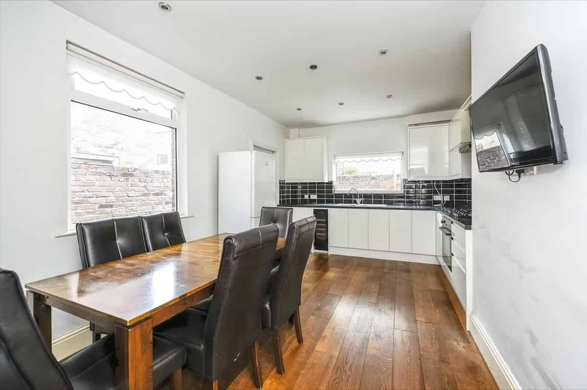 Exterior?w=400&h=260&fit=crop&q=40&auto=format&trim=auto