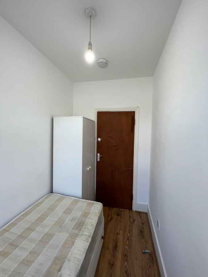 Babington Road NW4, London - London, England, United Kingdom - 5 Bedroom Apartment - Bedroom