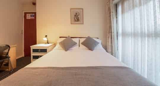 Ensuite Room - Bedroom?w=400&h=260&fit=crop&q=40&auto=format&trim=auto