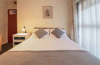 Ensuite Room - Bedroom?w=400&h=260&fit=crop&q=40&auto=format&trim=auto