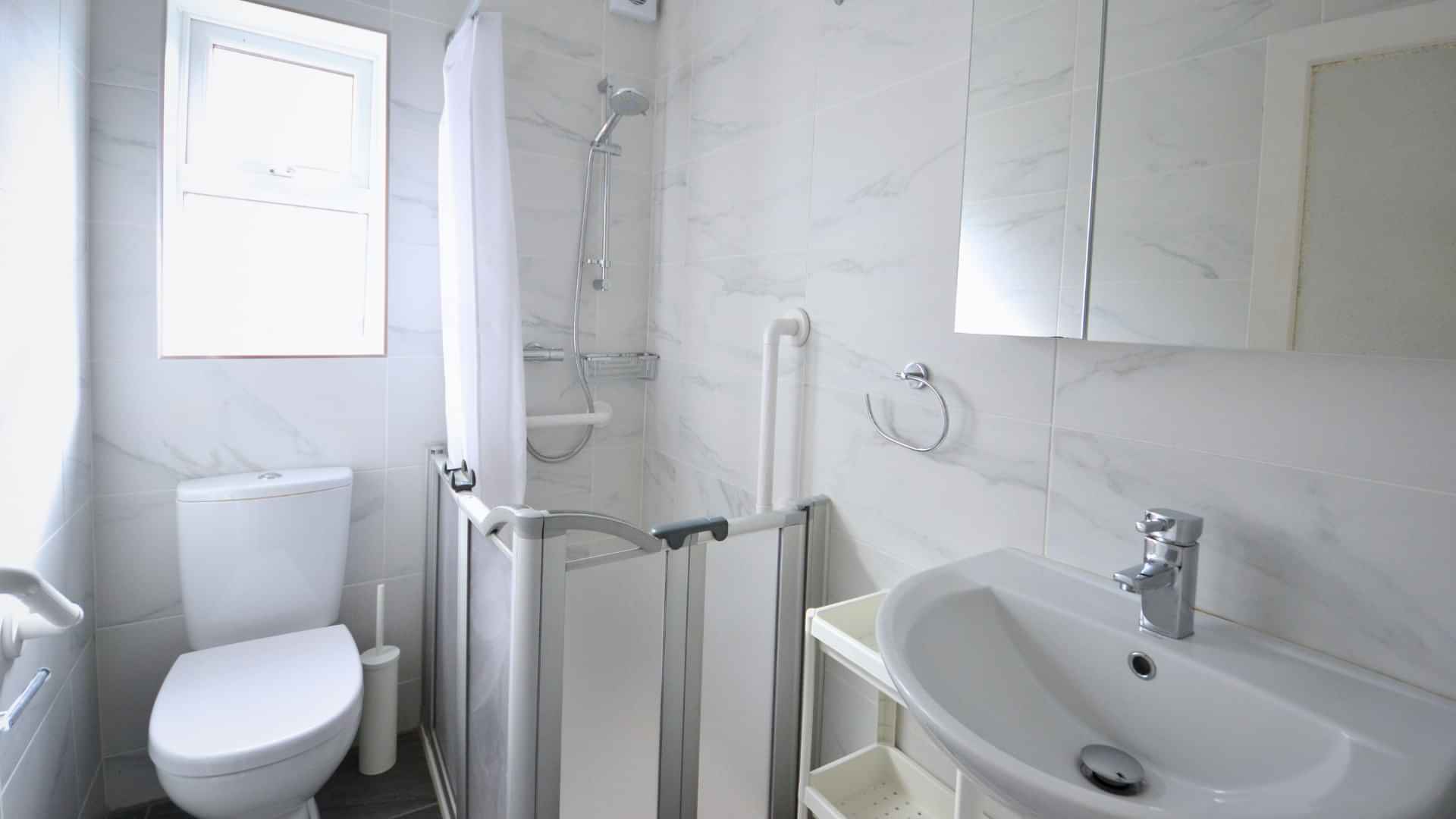 Common Area?w=400&h=260&fit=crop&q=40&auto=format&trim=auto