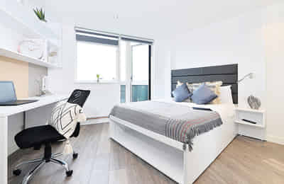 Classic Studio - Bathroom?w=400&h=260&fit=crop&q=40&auto=format&trim=auto
