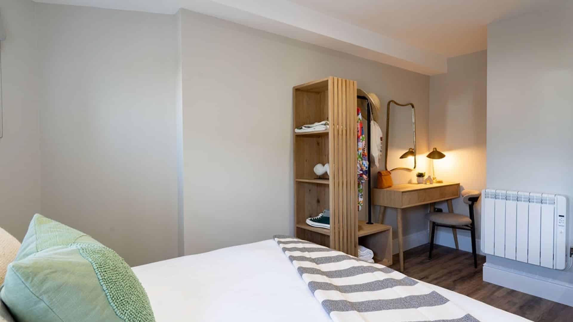 3 Bedroom Apartment - Bedroom?w=400&h=260&fit=crop&q=40&auto=format&trim=auto