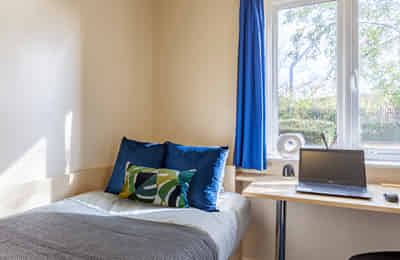 Classic Ensuite - Amenities?w=400&h=260&fit=crop&q=40&auto=format&trim=auto