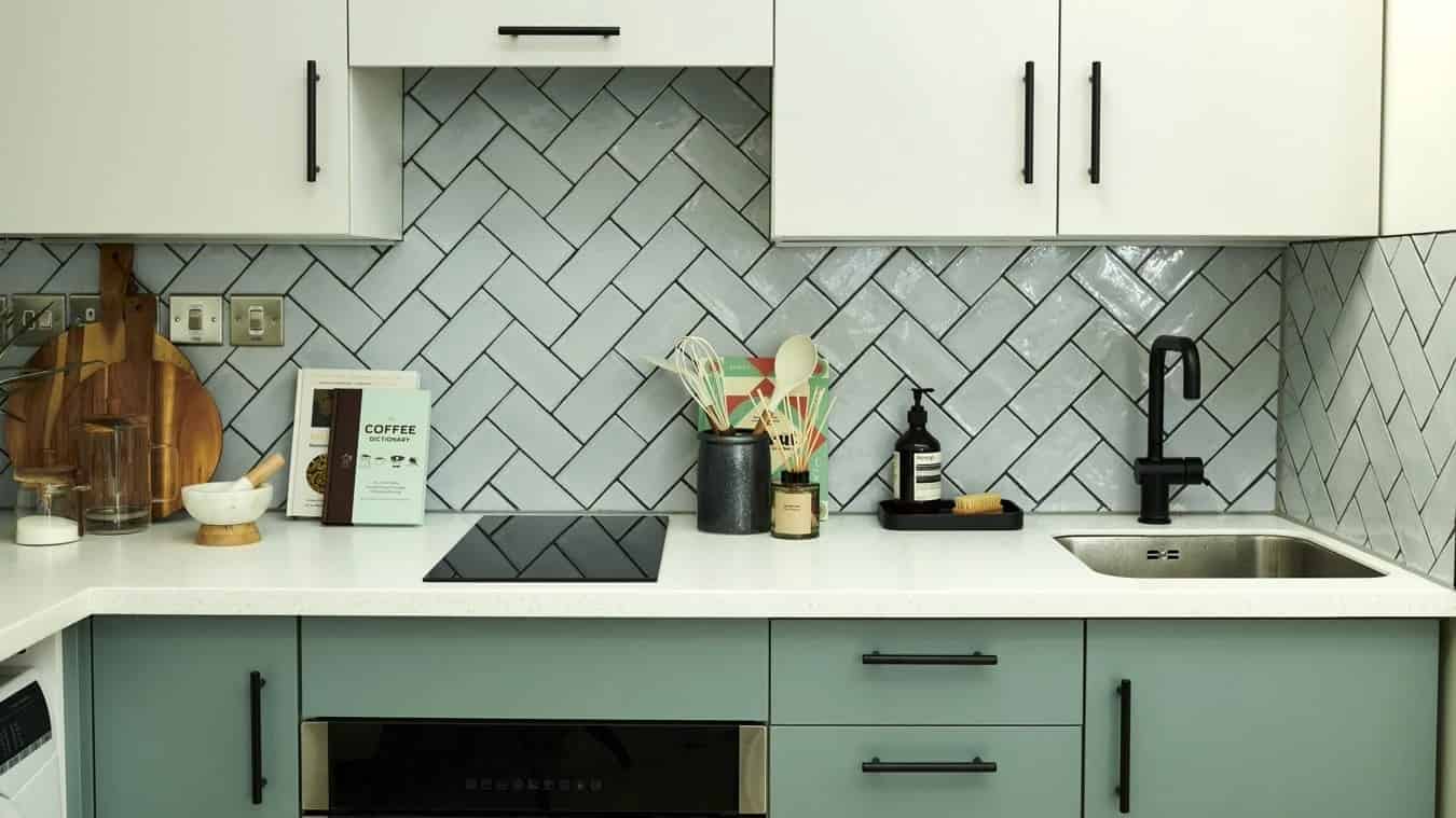 Common Area?w=400&h=260&fit=crop&q=40&auto=format&trim=auto