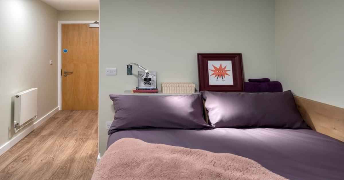 Common Area?w=400&h=260&fit=crop&q=40&auto=format&trim=auto