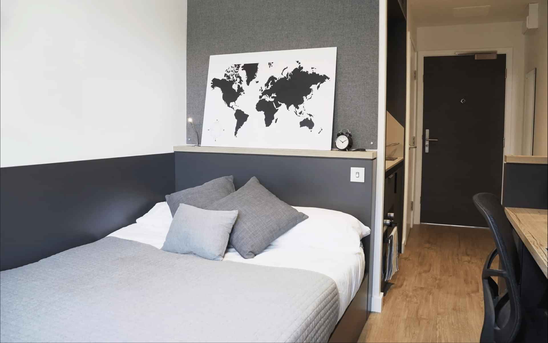 Studio Apartment - Bathroom?w=400&h=260&fit=crop&q=40&auto=format&trim=auto