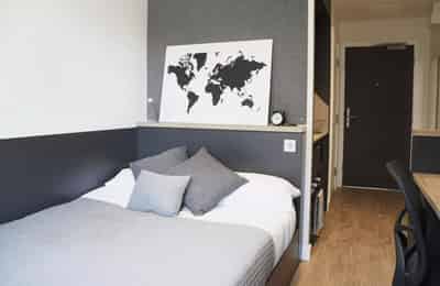 Studio Apartment - Bathroom?w=400&h=260&fit=crop&q=40&auto=format&trim=auto
