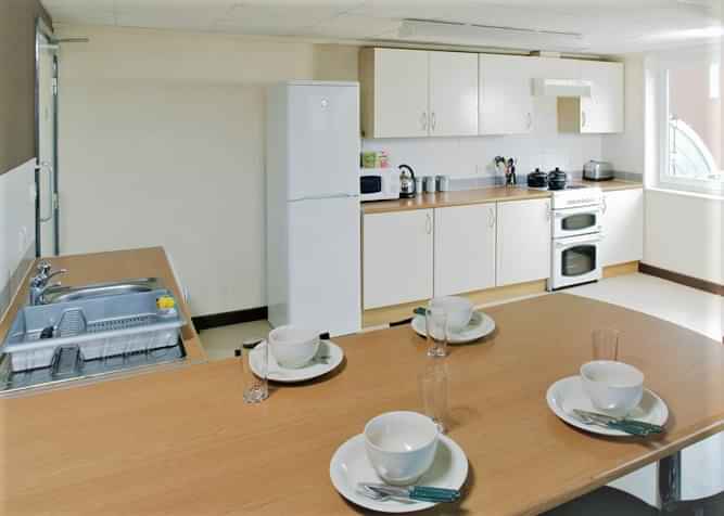 Common Area?w=400&h=260&fit=crop&q=40&auto=format&trim=auto