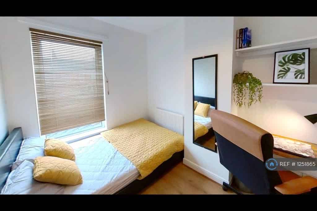 4 Bedroom - Bedroom?w=400&h=260&fit=crop&q=40&auto=format&trim=auto