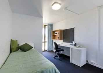 Amenities?w=400&h=260&fit=crop&q=40&auto=format&trim=auto