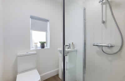 Common Area?w=400&h=260&fit=crop&q=40&auto=format&trim=auto