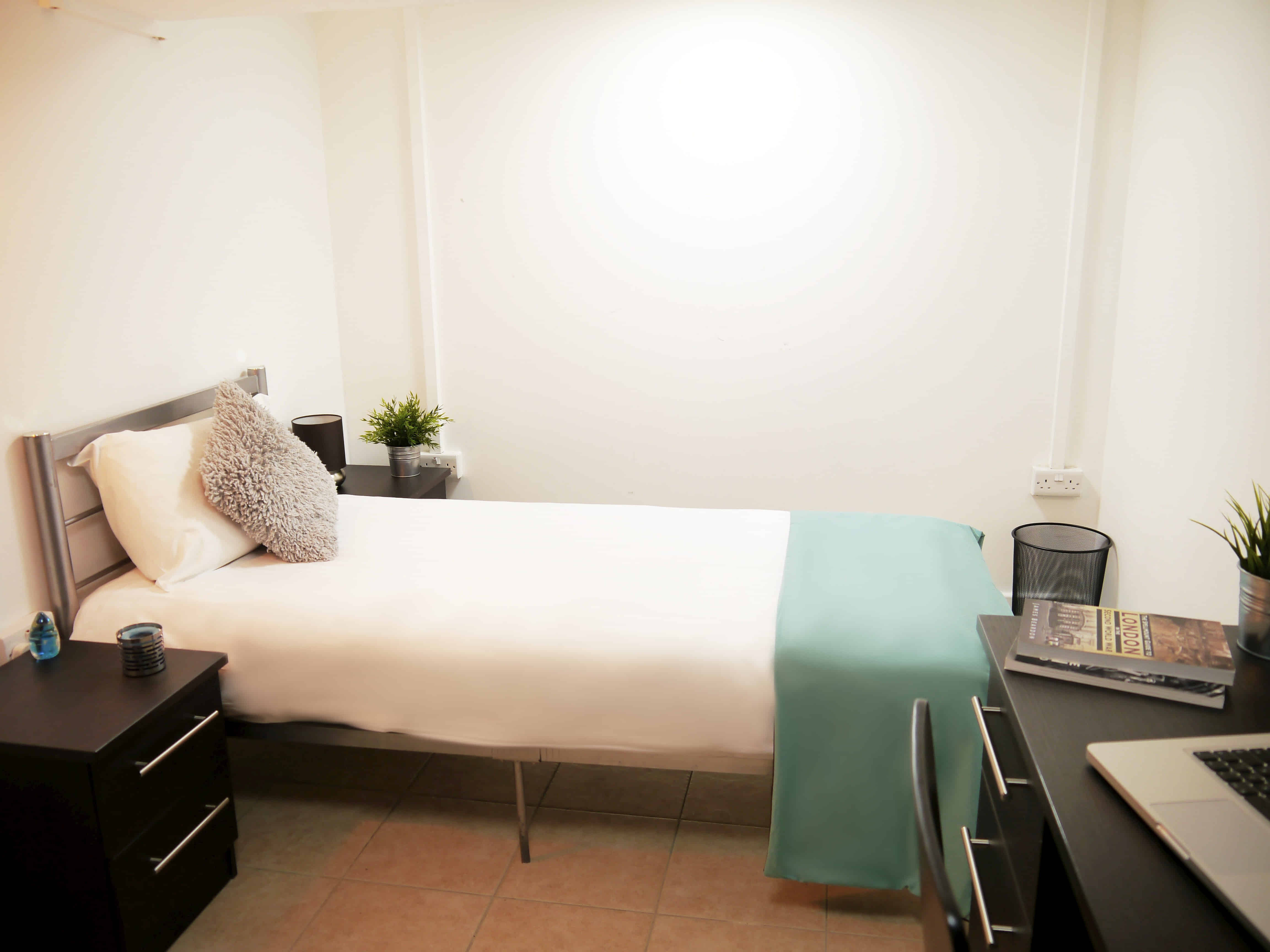 Exterior?w=400&h=260&fit=crop&q=40&auto=format&trim=auto