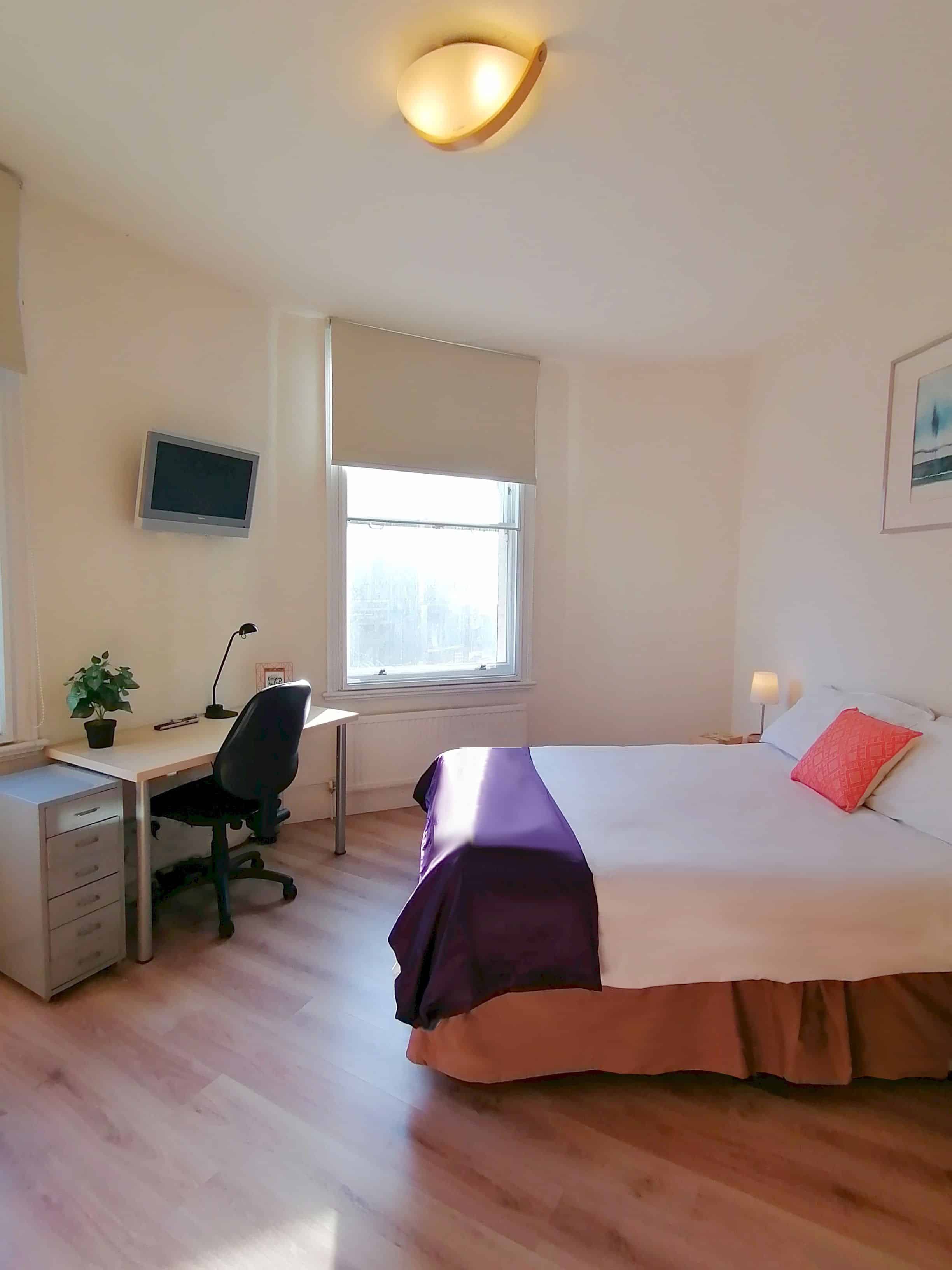 Double Room - Bedroom?w=400&h=260&fit=crop&q=40&auto=format&trim=auto