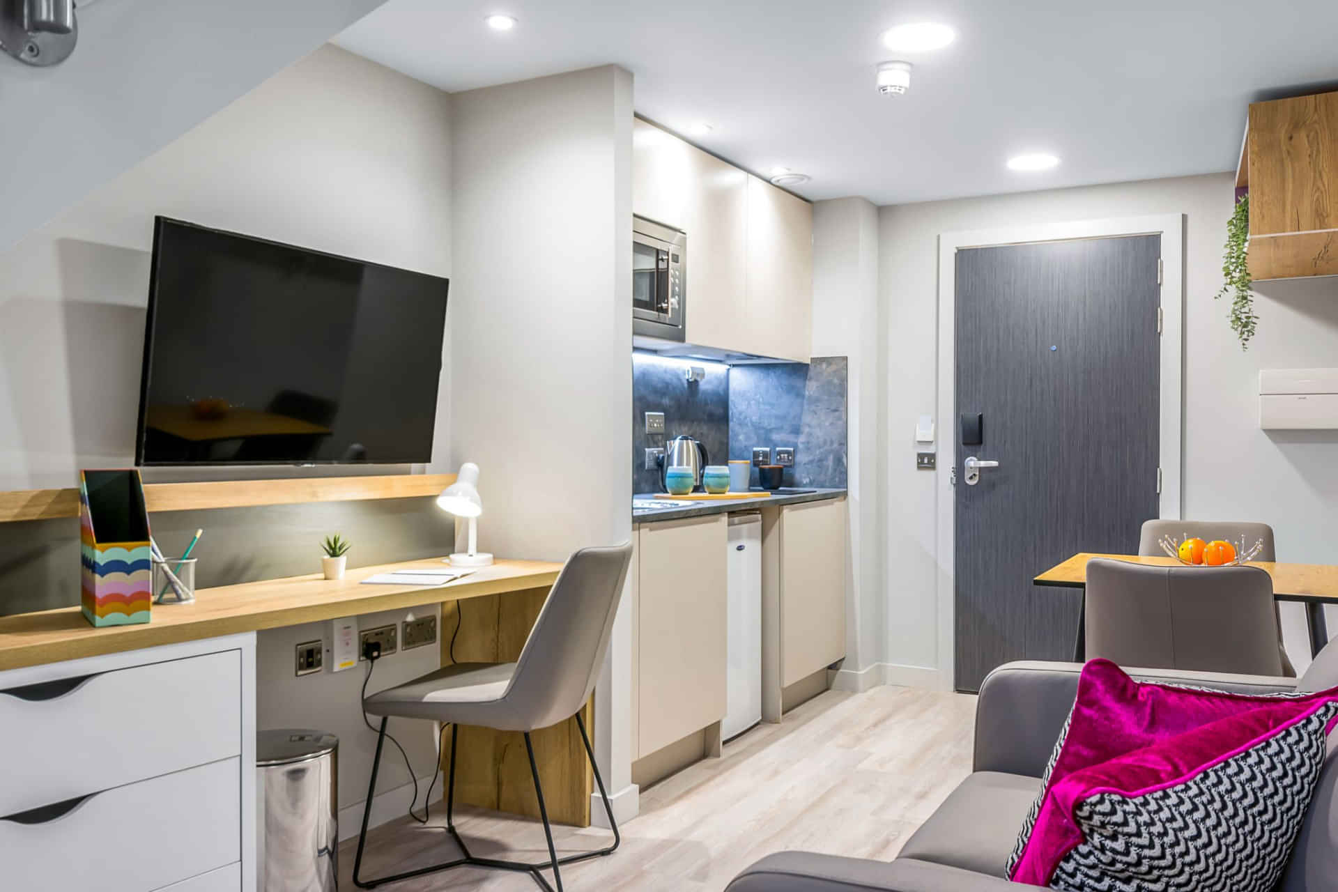 Common Area?w=400&h=260&fit=crop&q=40&auto=format&trim=auto