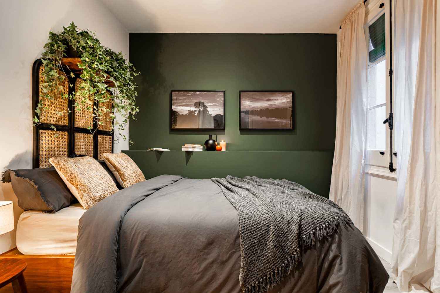 Exterior?w=400&h=260&fit=crop&q=40&auto=format&trim=auto