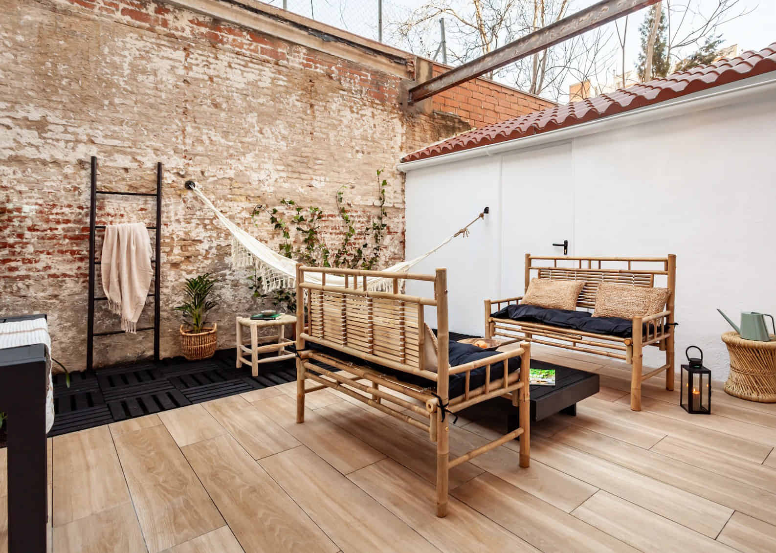 Malang, Barcelona - Barcelona, Spain - Amenities