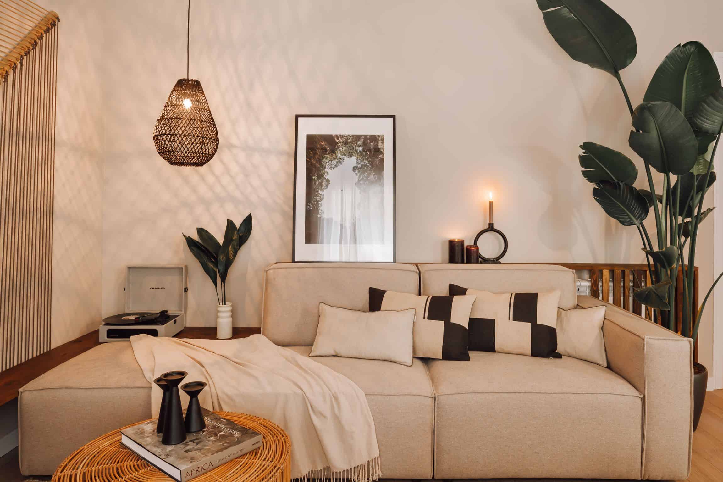 Exterior?w=400&h=260&fit=crop&q=40&auto=format&trim=auto