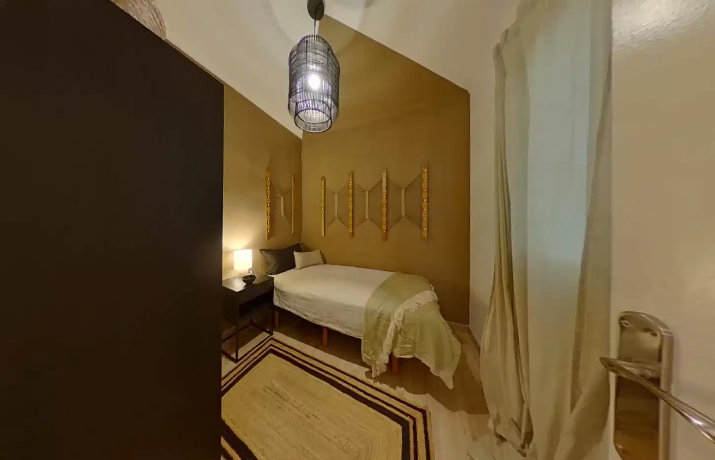 Common Area?w=400&h=260&fit=crop&q=40&auto=format&trim=auto