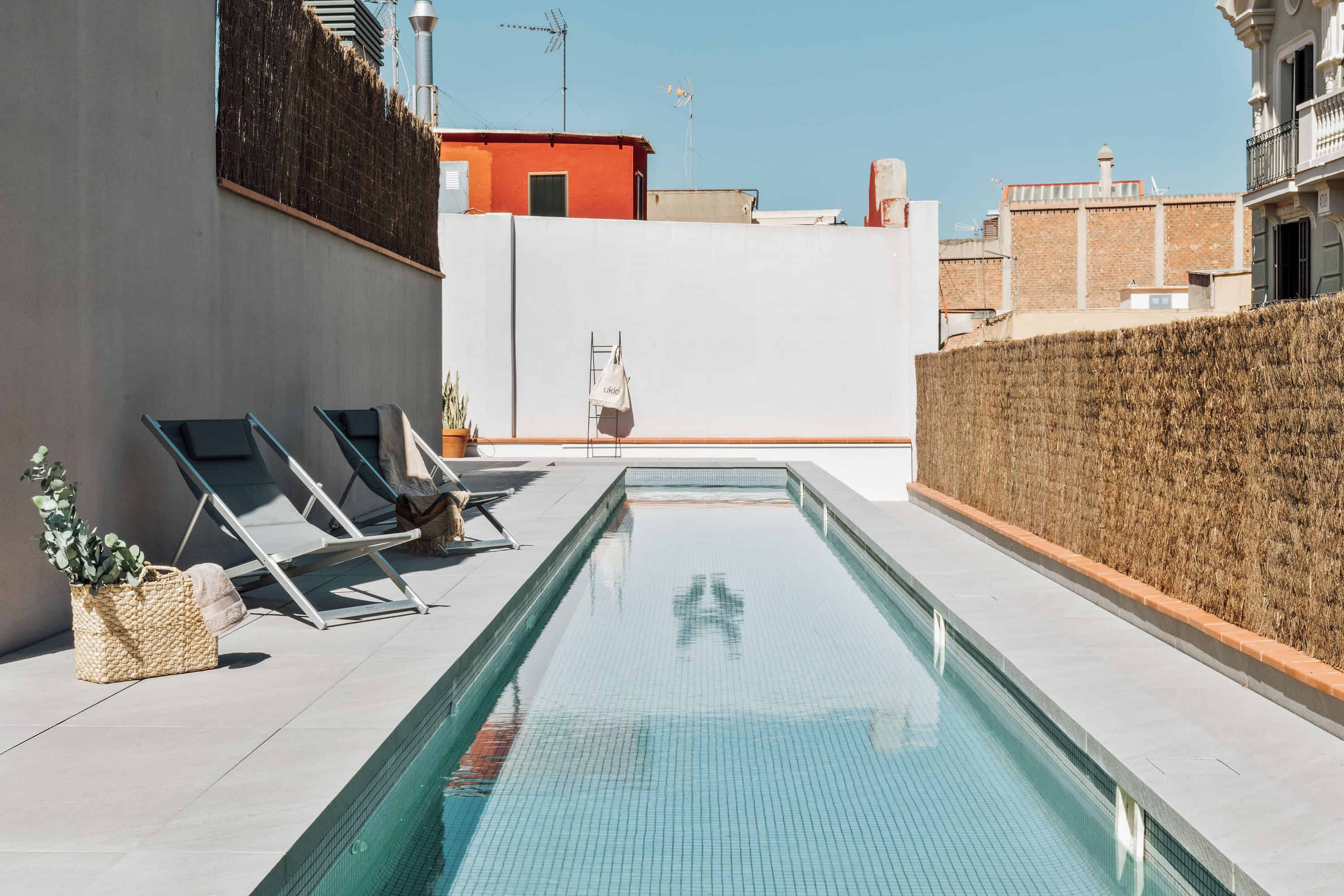 Amenities?w=400&h=260&fit=crop&q=40&auto=format&trim=auto