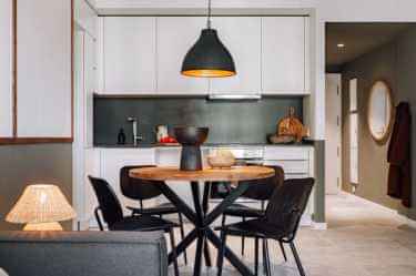 Amenities?w=400&h=260&fit=crop&q=40&auto=format&trim=auto