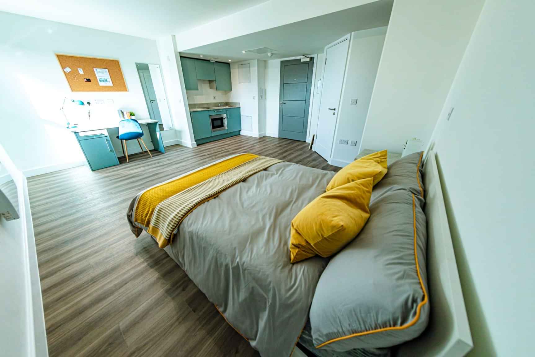 Common Area?w=400&h=260&fit=crop&q=40&auto=format&trim=auto