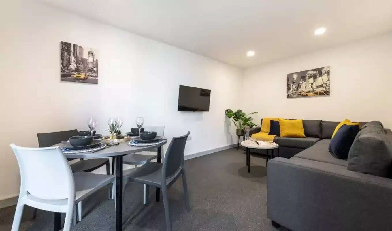 Exterior?w=400&h=260&fit=crop&q=40&auto=format&trim=auto