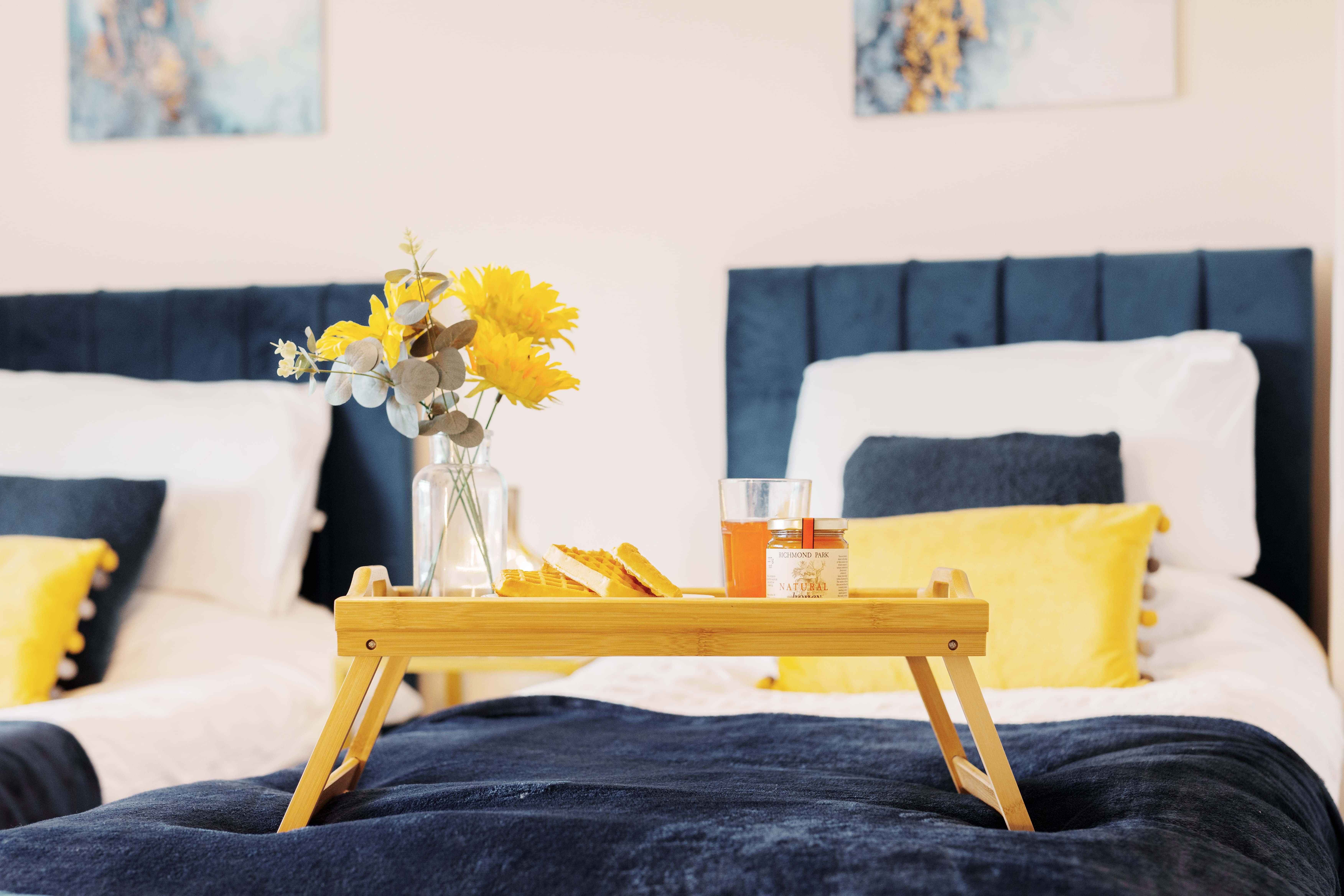 Exterior?w=400&h=260&fit=crop&q=40&auto=format&trim=auto