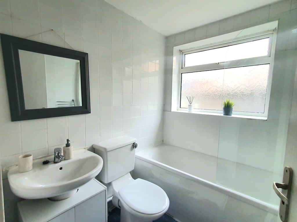 Kendal Bank, Leeds - Leeds, England, United Kingdom - 1 Bed 1 Bath - Bathroom