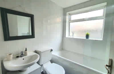 Kendal Bank, Leeds - Leeds, England, United Kingdom - 1 Bed 1 Bath - Bathroom