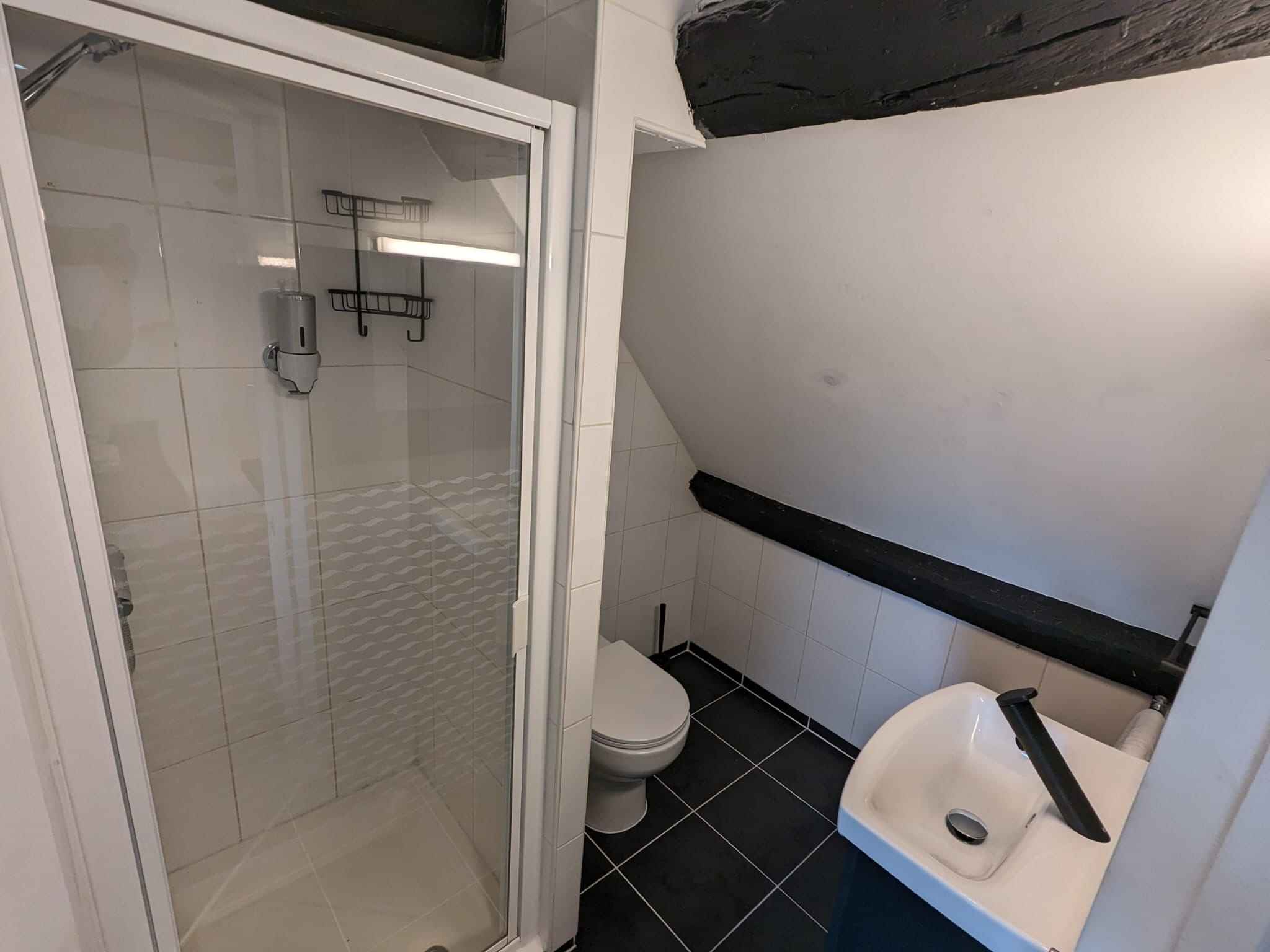 Amenities?w=400&h=260&fit=crop&q=40&auto=format&trim=auto