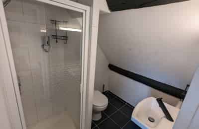 Amenities?w=400&h=260&fit=crop&q=40&auto=format&trim=auto