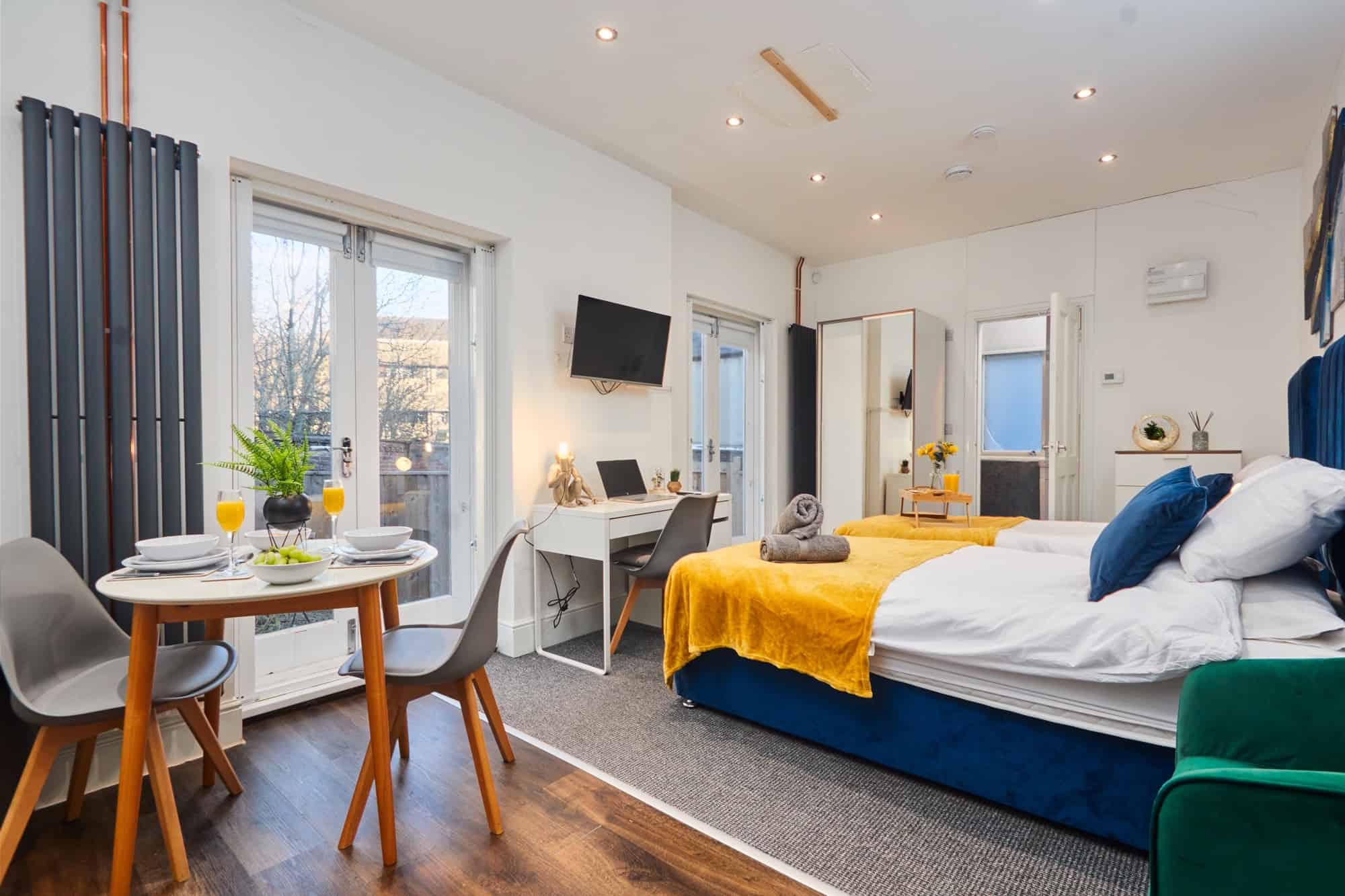 Amenities?w=400&h=260&fit=crop&q=40&auto=format&trim=auto