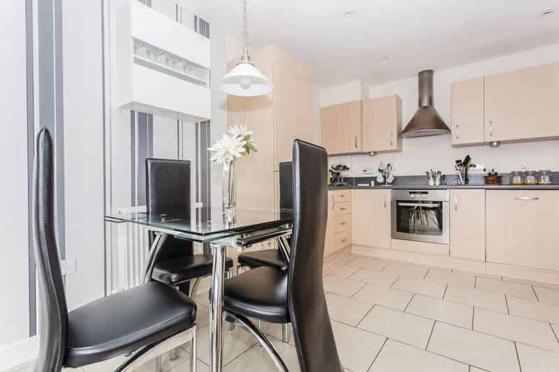 Exterior?w=400&h=260&fit=crop&q=40&auto=format&trim=auto