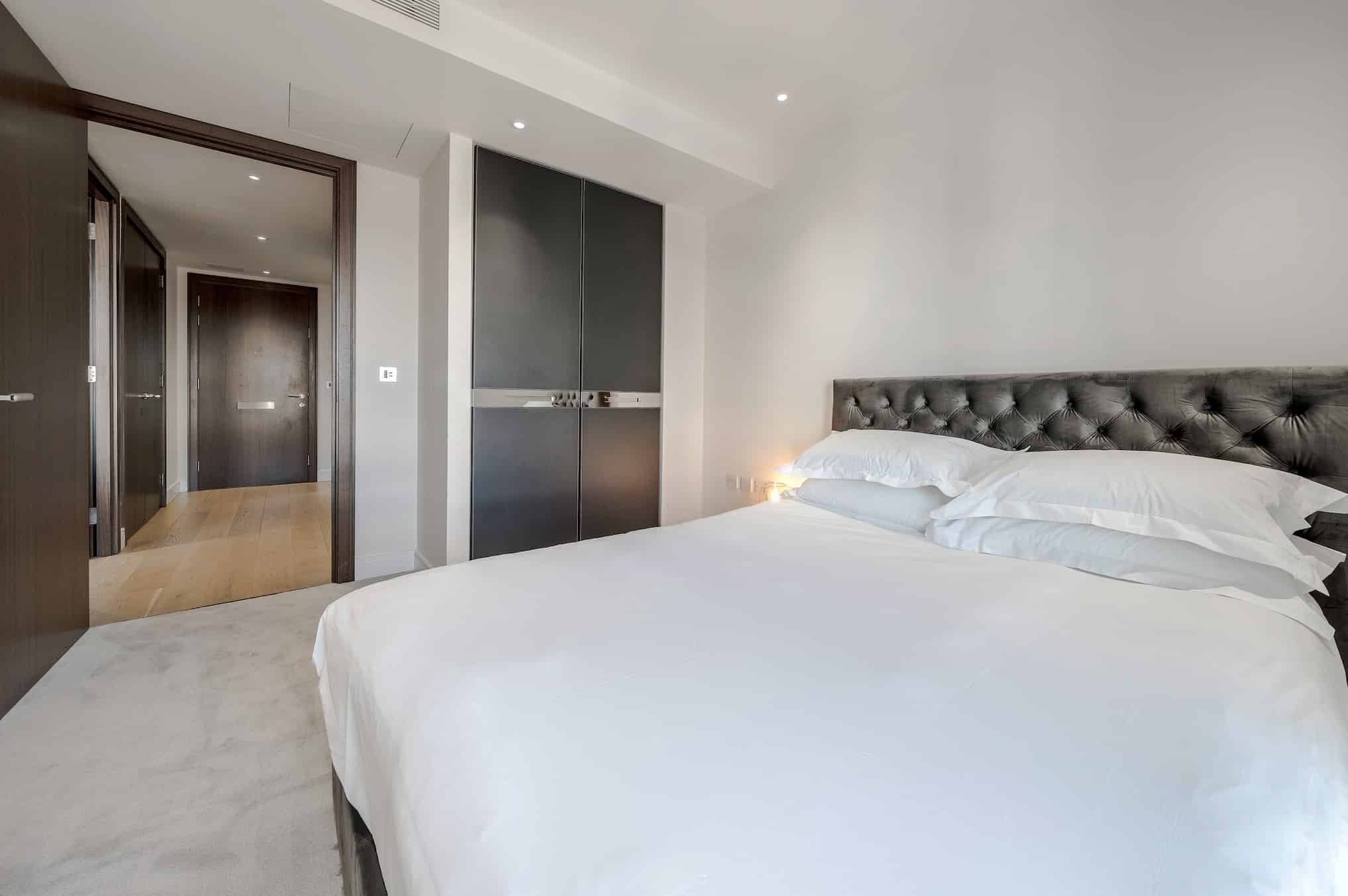 Exterior?w=400&h=260&fit=crop&q=40&auto=format&trim=auto