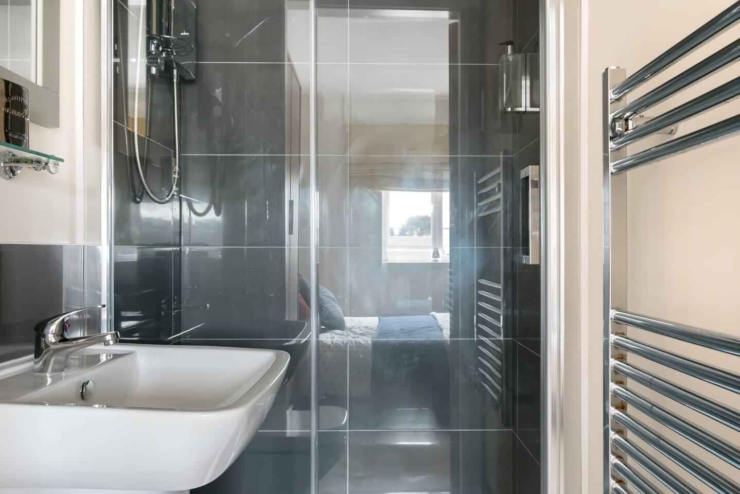 Common Area?w=400&h=260&fit=crop&q=40&auto=format&trim=auto