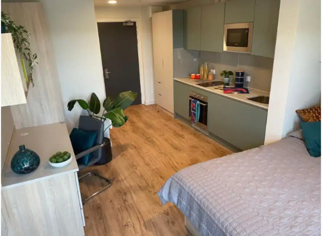 Exterior?w=400&h=260&fit=crop&q=40&auto=format&trim=auto